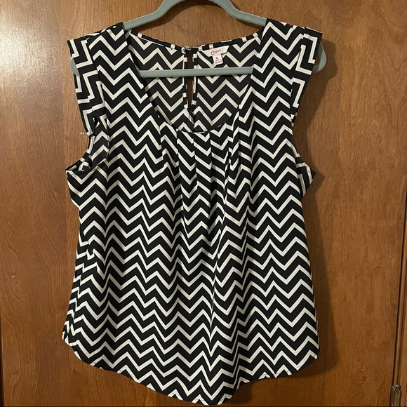 Candie's Tops - Candie’s Black and White Chevron Short Cap Sleeve Blouse